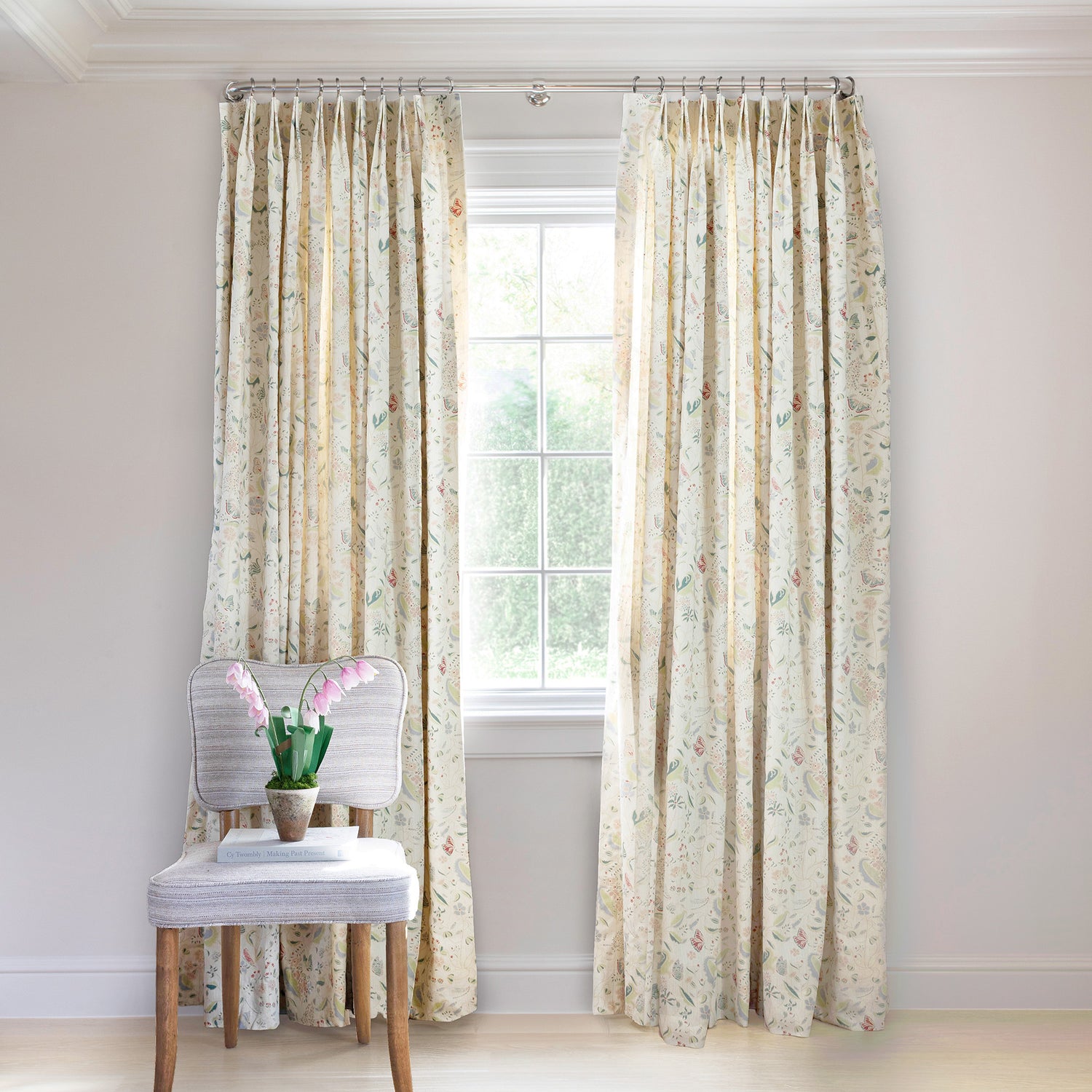 FEATURED: Shown in Tailored Pleat / Privacy