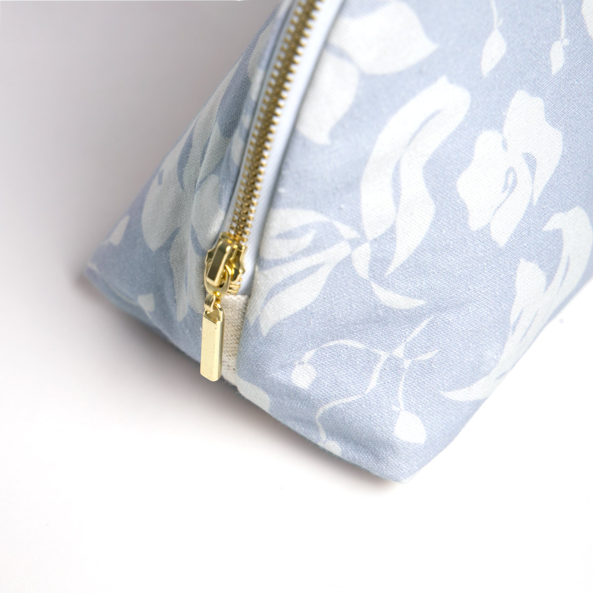 Close-Up of Cornflower Blue Floral Printed Pouch's Gold Zipper