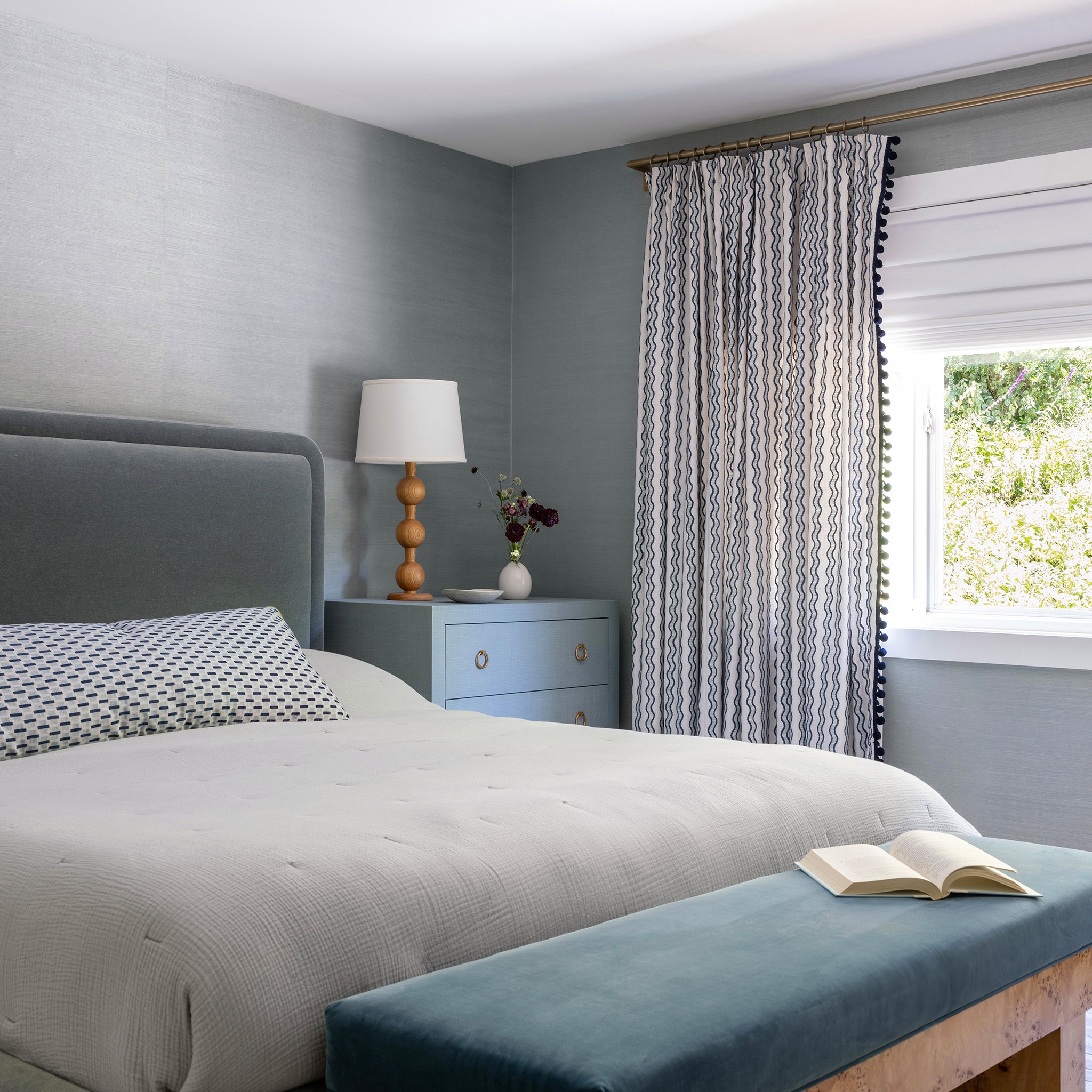 FEATURED: Photo by @averyl_interiordesign & @jessicarydsonphotography. Tailored Pleat / Cadet Pom.