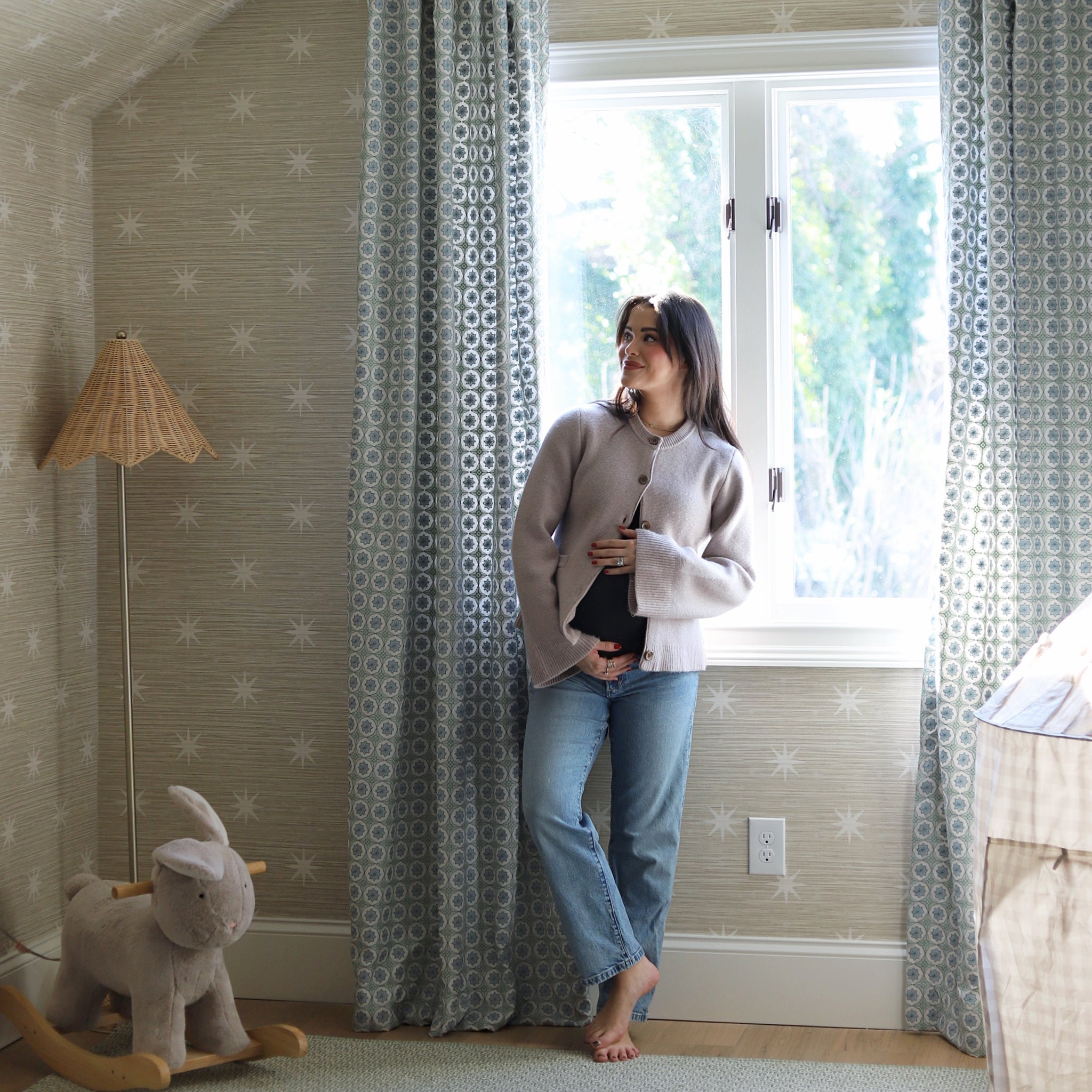 FEATURED: Photo by @madisonclevenstine. Shown in Tailored Pleat / Privacy.