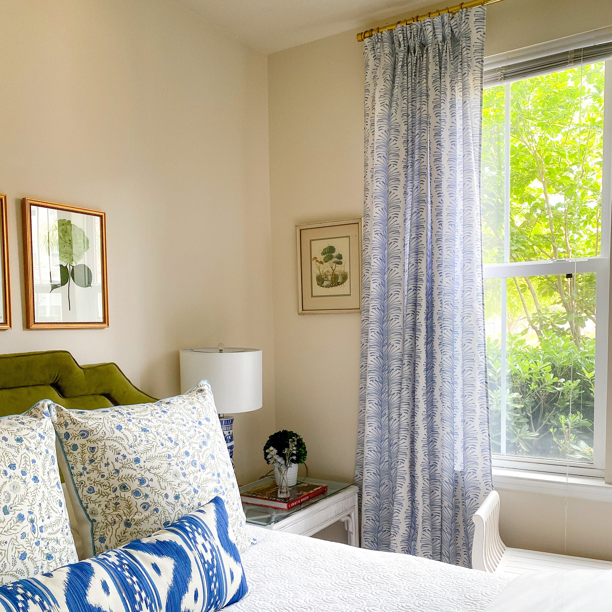 FEATURED: Photo by @leahonourinteriors. Shown in Pinch Pleat / Privacy.