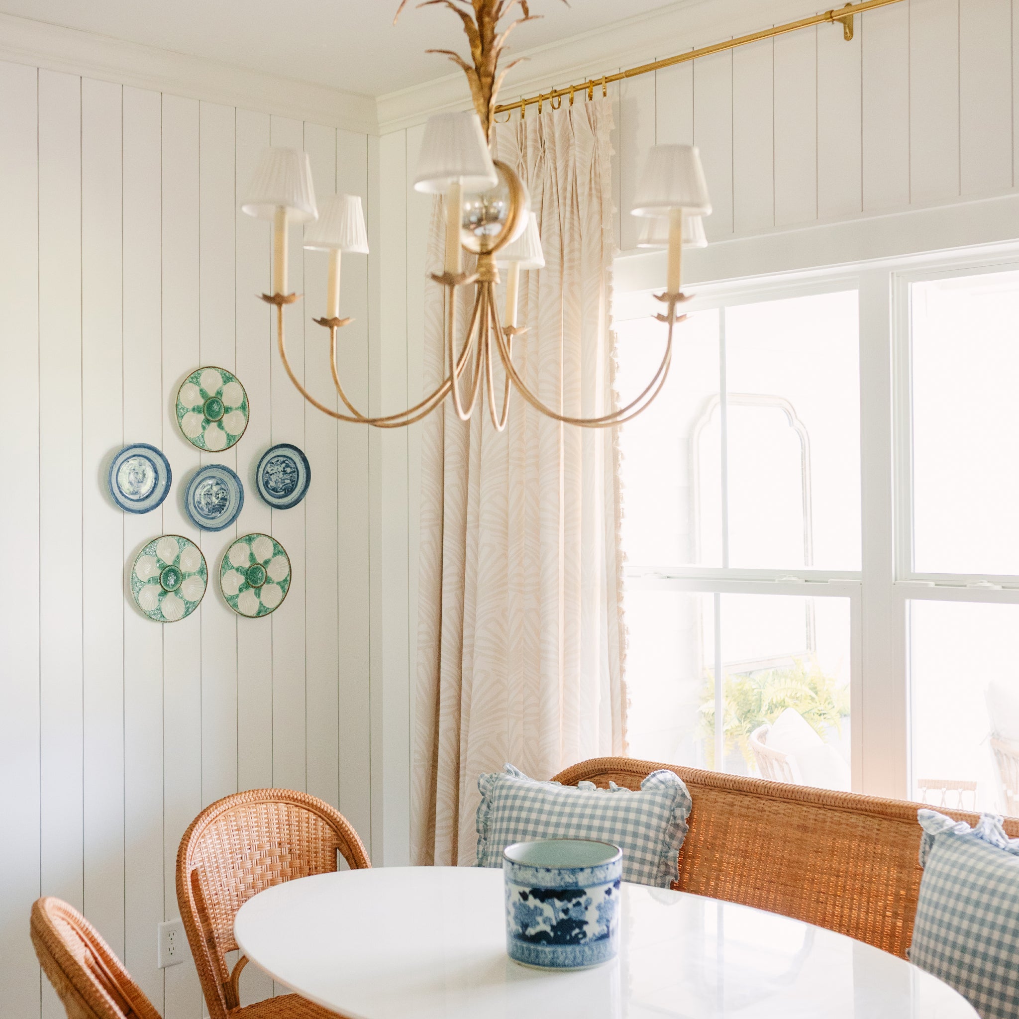 FEATURED: Photo by @sarahgtucker. Shown in Pinch Pleat / Privacy / Cream Tassel.