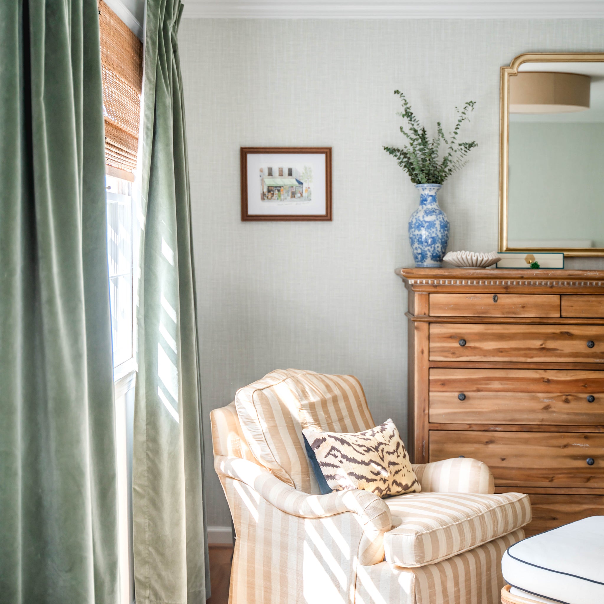 FEATURED: Photo by @meganhopp. Shown in Tailored Pleat / Privacy.
