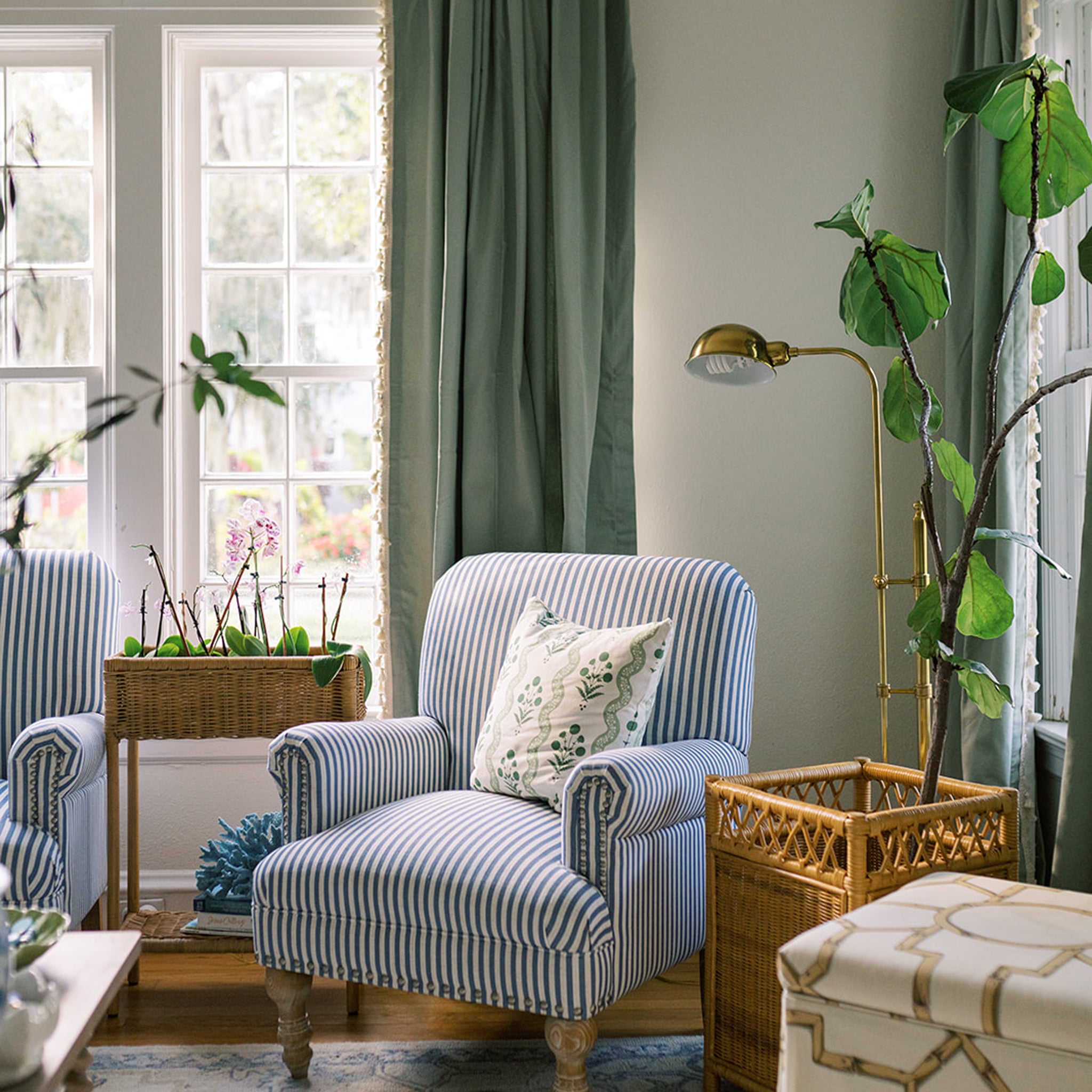 FEATURED: Photo by @sarahgtucker. Shown in Tailored Pleat / Privacy / Cream Tassel.