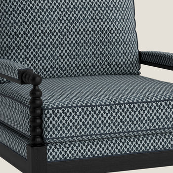 FEATURED: Shown with Ebony / Midnight Welt