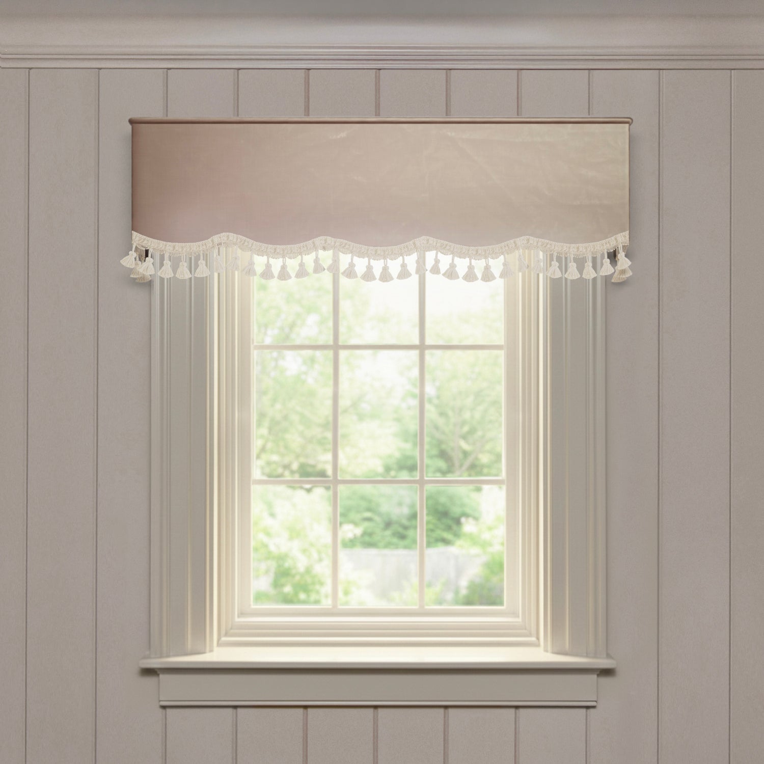 FEATURED: Shown in Scalloped / Cream Tassel