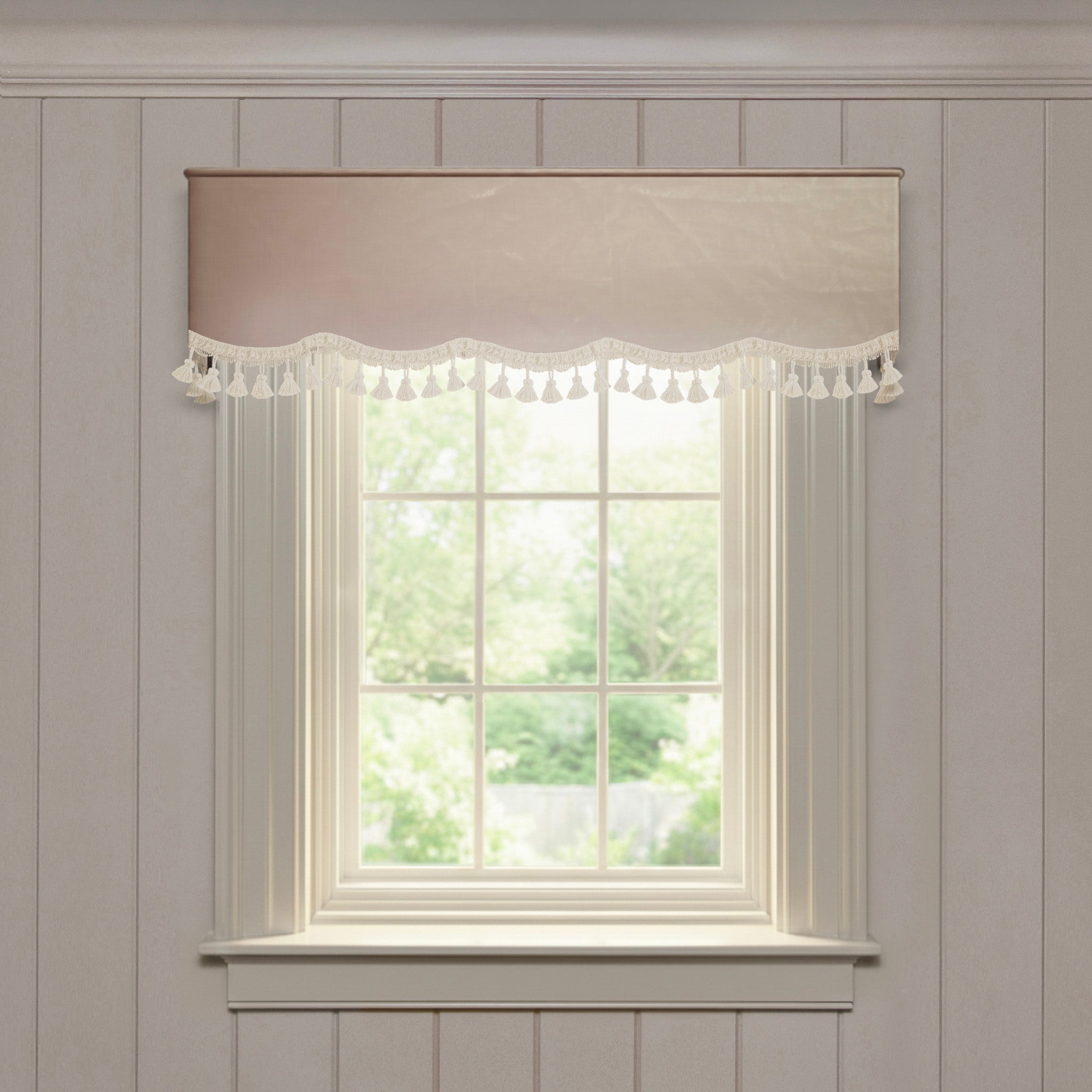 FEATURED: Shown in Scalloped / Cream Tassel